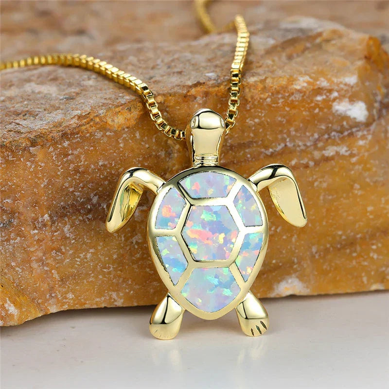 Vihreä Tulipalon Opali Tortoise-riipus Kullassa