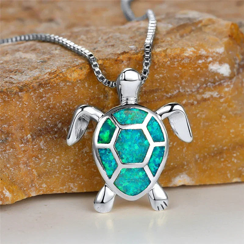 Vihreä Tulipalon Opali Tortoise-riipus Kullassa