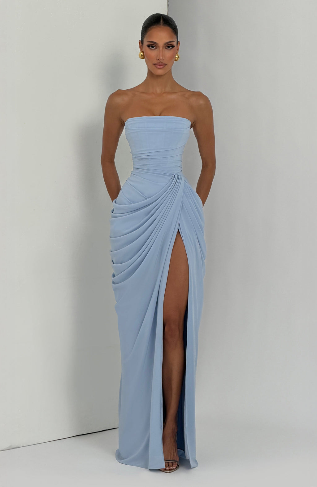 SKY – Veistoksellista eleganssia, joka korostaa vartaloasi naiselle